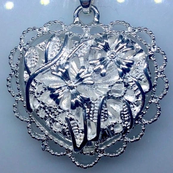 Rare Silver Heart W/Crosses & Wire Design & Loops Along Trim Of Pendant Necklace - Picture 1 of 6